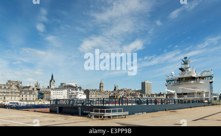 ABERDEEN CITY CENTRE Scozia e lo skyline con barche ormeggiate sul molo vicino al terminale del traghetto Foto Stock