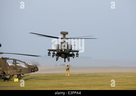 Esercito britannico AH-64 riunite per la dispersione a Airfield Camp, Netheravon dopo pre-formazione di distribuzione sortie su Salisbury Plain. Foto Stock