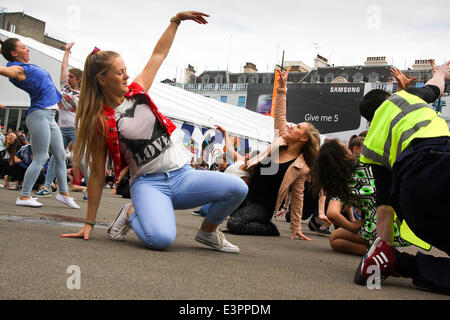 Glasgow, Scotland, Regno Unito. Il 27 giugno, 2014. Un flashmob di 100 ballerini araldi l'apertura dei giochi ufficiali merchandise superstore dal Chief Executive David Grevemberg Credito: ALAN OLIVER/Alamy Live News Foto Stock