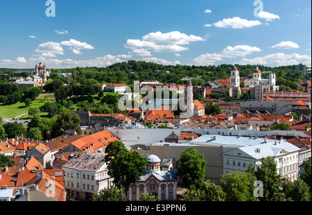 Vista della città vecchia di Vilnius sul giorno di estate Foto Stock