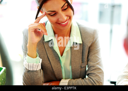 Ritratto di un allegro imprenditrice in office Foto Stock