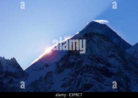 Alba sul Monte Everest, Da Gokyo Ri, Solukhumbu quartiere, Parco Nazionale di Sagarmatha, Nepal, Asia Foto Stock