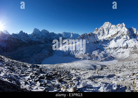 Alba sul ghiacciaio Ngozumba, Dudh Pokhari e Pharilapche, Da Gokyo Ri, Solukhumbu quartiere, Parco Nazionale di Sagarmatha Il Nepal Foto Stock