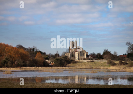 Chiesa Wiveton, Norfolk riflessa nell'acqua allagata prati. Foto Stock