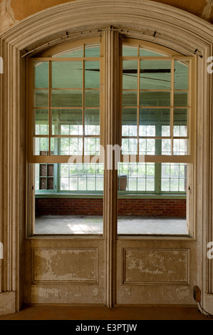 Addolorato finestra ad arco con vista attraverso alla veranda con pannelli di vetro di windows Foto Stock