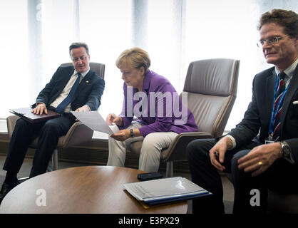 Bruxelles, Belgio. Il 27 giugno, 2014. Dispensa - il Cancelliere tedesco Angela Merkel (CDU) e il premier britannico David Cameron (L) deliberata frequentato da Merkel consulente Nikolaus Meyer-Landrut prima dell'inizio del vertice Ue di Bruxelles, Belgio, 27 giugno 2014. Foto: Guido Bergmann/Bundesregierung/dpa/Alamy Live News Foto Stock