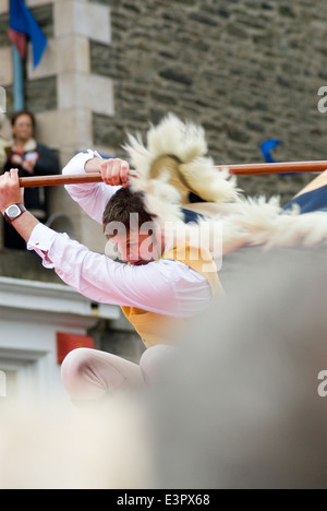 Selkirk Equitazione comune 2007. L'Alfiere proietta i colori nella piazza del paese. Foto Stock