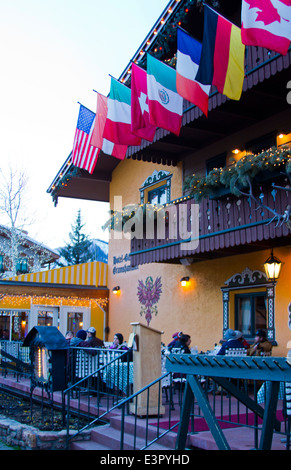 Vail Colorado città nel periodo invernale con le luci di Natale e bandiere sul ristorante Foto Stock