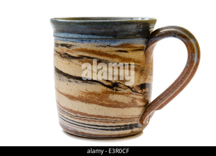 Rustico pot modellato tazza da caffè isolato su uno sfondo bianco Foto Stock