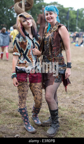 Glastonbury, Somerset, Regno Unito. Il 27 giugno 2014. Gli appassionati di musica presso il festival di Glastonbury in Pilton, Somerset. Il 27 giugno 2014. Credito: Lloyd/Alamy Live News Foto Stock