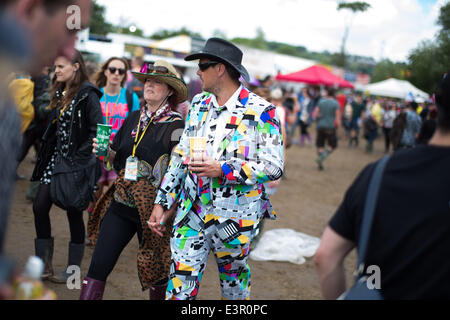 Glastonbury, Somerset, Regno Unito. Il 27 giugno 2014. Gli appassionati di musica presso il festival di Glastonbury in Pilton, Somerset. Il 27 giugno 2014. Credito: Lloyd/Alamy Live News Foto Stock