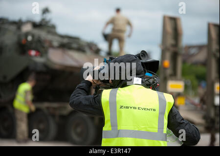 Stirling, Scozia, Regno Unito. Il 27 giugno 2014. Eventi Zisys da Ayrshire sono i responsabili ufficiali per il 2014 le Forze Armate giorno a Stirling, in Scozia che si terrà sabato 28 giugno 2014. Uno degli operatori video riprese i veicoli blindati dell'Esercito britannico di essere scaricati per la visualizzazione statica oggi Venerdì 27 Giugno 2014. Credito: PAOLO DOMANSKI/Alamy Live News Foto Stock