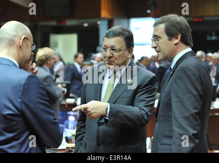 Bruxelles, Belgio. Il 27 giugno, 2014. Il Presidente della Commissione europea José Manuel Barroso (C) e il Primo ministro portoghese Passos Coelho (R) parlare con un collega prima di iniziare una sessione di lavoro durante la seconda giornata del Vertice UE presso la sua sede a Bruxelles in Belgio, 27 giugno 2014. © Ye Pingfan/Xinhua/Alamy Live News Foto Stock