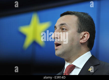 Bruxelles. Il 27 giugno, 2014. Georgian Primo Ministro Irakli Garibashvili risolve una conferenza stampa durante la seconda giornata del Vertice UE presso la sua sede centrale a Bruxelles, Belgio, 27 giugno 2014. L'UE firma di accordi di associazione con l'Ucraina, la Georgia e la Moldavia qui il venerdì, impostazione della fase più stretti legami politici e di libero scambio tra di loro. © Ye Pingfan/Xinhua/Alamy Live News Foto Stock