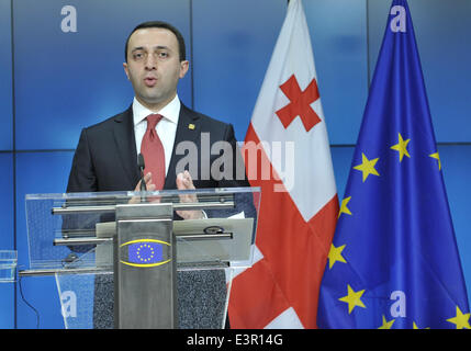 Bruxelles. Il 27 giugno, 2014. Georgian Primo Ministro Irakli Garibashvili risolve una conferenza stampa durante la seconda giornata del Vertice UE presso la sua sede centrale a Bruxelles, Belgio, 27 giugno 2014. L'UE firma di accordi di associazione con l'Ucraina, la Georgia e la Moldavia qui il venerdì, impostazione della fase più stretti legami politici e di libero scambio tra di loro. © Ye Pingfan/Xinhua/Alamy Live News Foto Stock