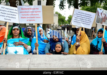I somali dal SSC (Sool, Sanaag e Cayn) regione dimostrano di fronte a Downing St. contro ingiusto trattamento nel loro paese e che chiedono di azione da parte del governo britannico e la comunità internazionale Foto Stock