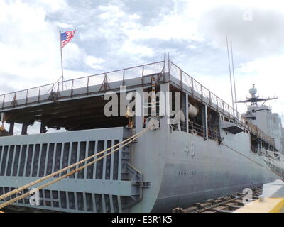 Subic, Filippine. Il 27 giugno, 2014. Gruppo di supporti tour intorno alla struttura di guerra di USS Ashland, un marine statunitense anfibio della nave che trasporta assalto anfibio veicoli che sarà usato per le esercitazioni militari su giugno 28-29, 2014 per il CARAT serie che promuove a livello regionale la cooperazione marittima con le marine in nove paesi asiatici partecipanti. Foto di Sherbien Dacalanio / Alamy Live News Foto Stock