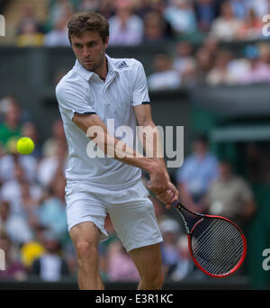 Londra, Regno Unito. Il 27 giugno, 2014. Wimbledon Tennis Championships Gilles Simon della Francia in azione contro Novak Djokovic di Serbia durante il giorno cinque Uomini Singoli Terzo turno corrisponde alla Wimbledon Tennis campionati a tutti England Lawn Tennis Club di Londra, Regno Unito. Credito: Azione Sport Plus/Alamy Live News Foto Stock