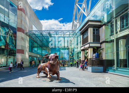 Birmingham Bullring Birmingham Bullring centro commerciale con statua in toro Birmingham City Centre Birmingham West Midlands Inghilterra UK GB Europa Foto Stock