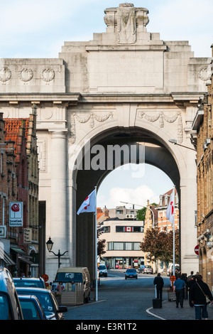 Guardando lungo il Menenstraat e attraverso l'imponente Menin Gate in Ypres Foto Stock