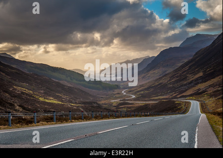 Glen discendente Docherty verso Kinlochewe da est, Highlands scozzesi Foto Stock