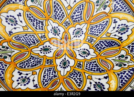 Primo piano di un tradizionale colorate ceramiche siciliane Foto Stock