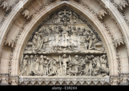 Dettaglio della porta di ingresso della Basilica di San Pietro e Paolo Chiesa su Vysehrad a Praga Foto Stock