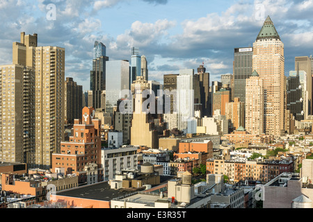 Vista della skyline di Manhattan guardando verso est al tramonto con conica in rame verde cime del Worldwide Plaza torri a destra New York City New York STATI UNITI D'AMERICA Foto Stock