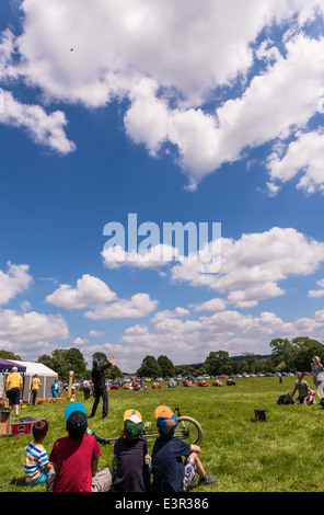 East Devon. Il 21 giugno 2014. Una Summer Party in giardino e Fete con un giocoliere intrattenere adulti e bambini con un gigante yoyo ect Foto Stock