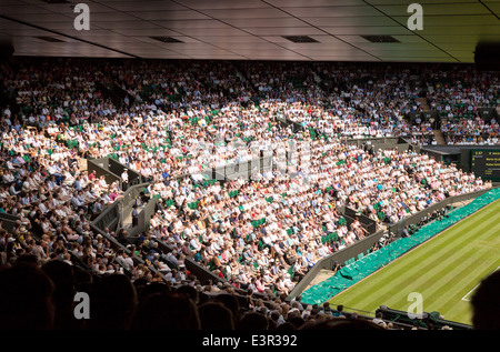 Centre Court folla di spettatori, Wimbledon All England Lawn Tennis Club, campionati di Wimbledon London REGNO UNITO Foto Stock
