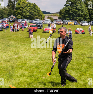 East Devon. Il 21 giugno 2014. Una Summer Party in giardino e Fete con un giocoliere intrattenere adulti e bambini con un gigante yoyo ect Foto Stock