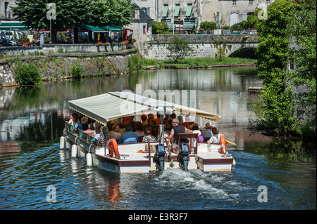 I turisti durante la visita guidata gita in barca sul fiume Dronne a Brantôme, Dordogne, Aquitaine, Francia Foto Stock