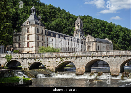 L'abbazia benedettina Abbazia Saint-Pierre de Brantôme e il suo campanile lungo il fiume Dronne, Dordogne, Aquitaine, Francia Foto Stock