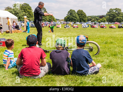 East Devon. Il 21 giugno 2014. Una Summer Party in giardino e Fete con un giocoliere intrattenere adulti e bambini con un gigante yoyo ect Foto Stock