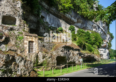 Vista sopra la città fortificata città troglodita di La Roque Saint-Christophe nella roccia calcarea viso a Peyzac-le-Moustier, Dordogne, Francia Foto Stock