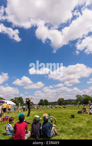 East Devon. Il 21 giugno 2014. Una Summer Party in giardino e Fete con un giocoliere intrattenere adulti e bambini con un gigante yoyo ect Foto Stock