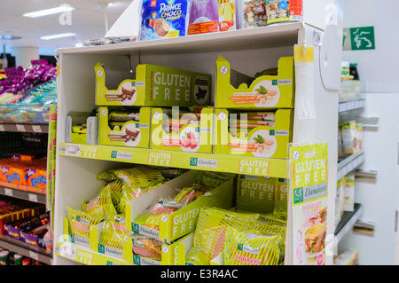 Selezione di prodotti senza glutine in vendita in un supermercato olandese Foto Stock