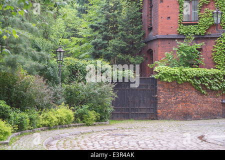 Antico cancello di ferro rivestito con superriduttore Kanonia Street Wroclaw Foto Stock