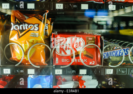 Doritos, Kitkat, Mars e Snickers in vendita in un distributore automatico Foto Stock