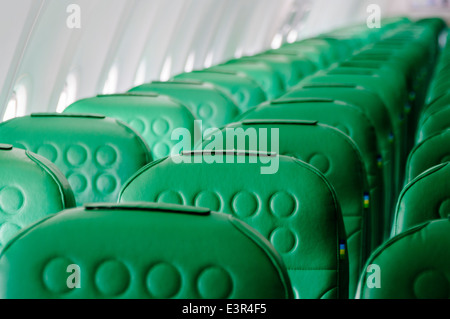 Vuoto sedili verde a bordo di un aereo Foto Stock