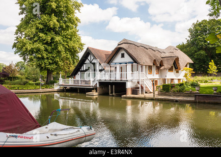 Con il tetto di paglia Riverside Cottage, Goring on Thames, Oxfordshire, Inghilterra, GB, UK. Foto Stock
