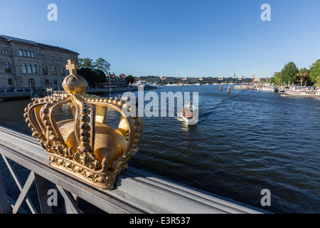 Dorare royal crown su Skeppsholmsbron Foto Stock