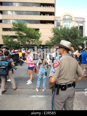 Texas Department of Public Safety Officer assegnato al controllo della folla a un evento all'aperto nel centro di Austin, Texas Foto Stock
