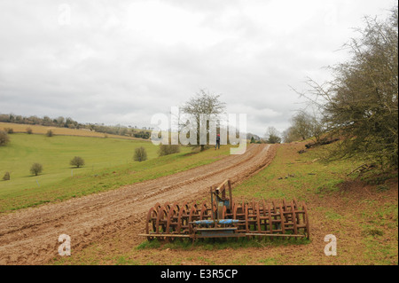 Rullo di metallo abbandonato in un campo su una fattoria vicino a Winchcombe nel Cotswolds, Gloucestershire, Inghilterra, Regno Unito Foto Stock
