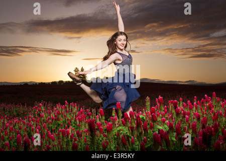 Ballerina ballando in un campo di trifoglio al tramonto Foto Stock