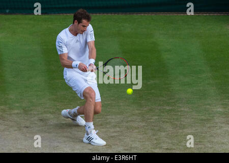 Londra, Regno Unito. Il 27 giugno, 2014. Wimbledon Tennis Championships Andy Murray del Regno Unito in azione contro Roberto Bautista Agut di Spagna durante il giorno cinque Uomini Singoli Terzo turno corrisponde alla Wimbledon Tennis campionati a tutti England Lawn Tennis Club di Londra, Regno Unito. Credito: Azione Sport Plus/Alamy Live News Foto Stock