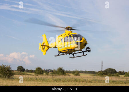 Rochford, Essex, Regno Unito. Il 27 giugno, 2014. 29 anno di età della donna è portato in ospedale da East Anglian Air Ambulance. A seguito di un incidente in moto sulla corsia Brays, Rochford Essex. Credito: Graham Eva/Alamy Live News Foto Stock