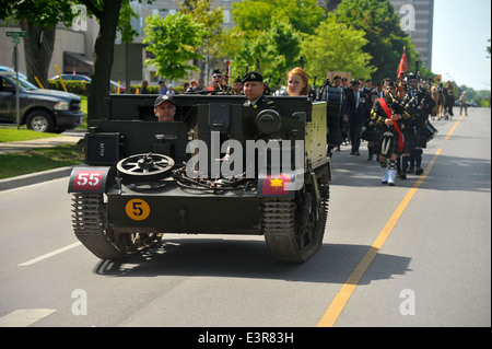 I politici e i membri del pubblico, veterani e servendo il personale militare assistere ad una cerimonia in occasione del settantesimo anniversario del D-day. Foto Stock