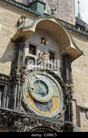 Il famoso orologio astronomico con spostamento apostoli sull'ora dalla città vecchia torre, Praga, Repubblica Ceca. Foto Stock