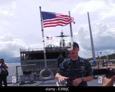 Subic, Zambales. Il 27 giugno, 2014. Il personale della nave da guerra USS John S. McCain ha intervistato dai media il 27 giugno 2014. La nave viene utilizzata durante la CARAT 2014 esercitazioni militari che promuovono marittima regionale la cooperazione tra gli Stati Uniti e molti altri paesi si trova nel Pacifico. Credito: Sherbien Dacalanio/Pacific Press/Alamy Live News Foto Stock